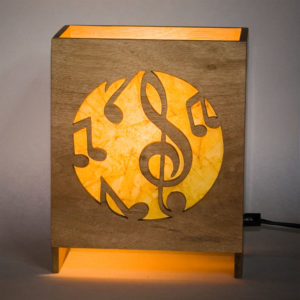 Lampe à poser thème Musique Noyer jaune allumée bois massif artisanat français écoresponsable