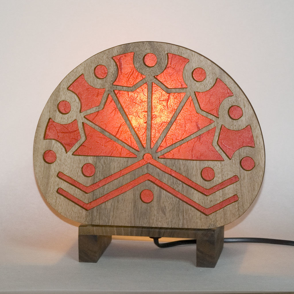 Lampe à poser éventail rouge allumée bois massif artisanat français