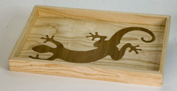 Plateau ou vide-poches en frêne incrusté d'une salamandre en noyer (vue 1) bois massif artisanat français