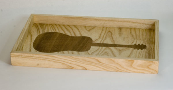 Plateau ou vide-poches en frêne incrusté d'une guitare en noyer (vue 4) bois massif artisanat français