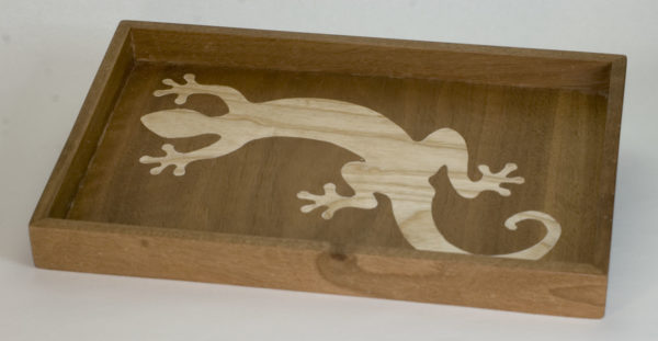 Plateau ou vide-poches en noyer incrusté d'une salamandre en frêne (vue 1) bois massif artisanat français