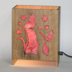 Lampe à poser thème Contemplation Noyer rose allumée bois massif artisanat français écoresponsable