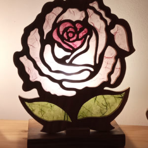 lampe a poser une face rose fleur bois massif artisanat français