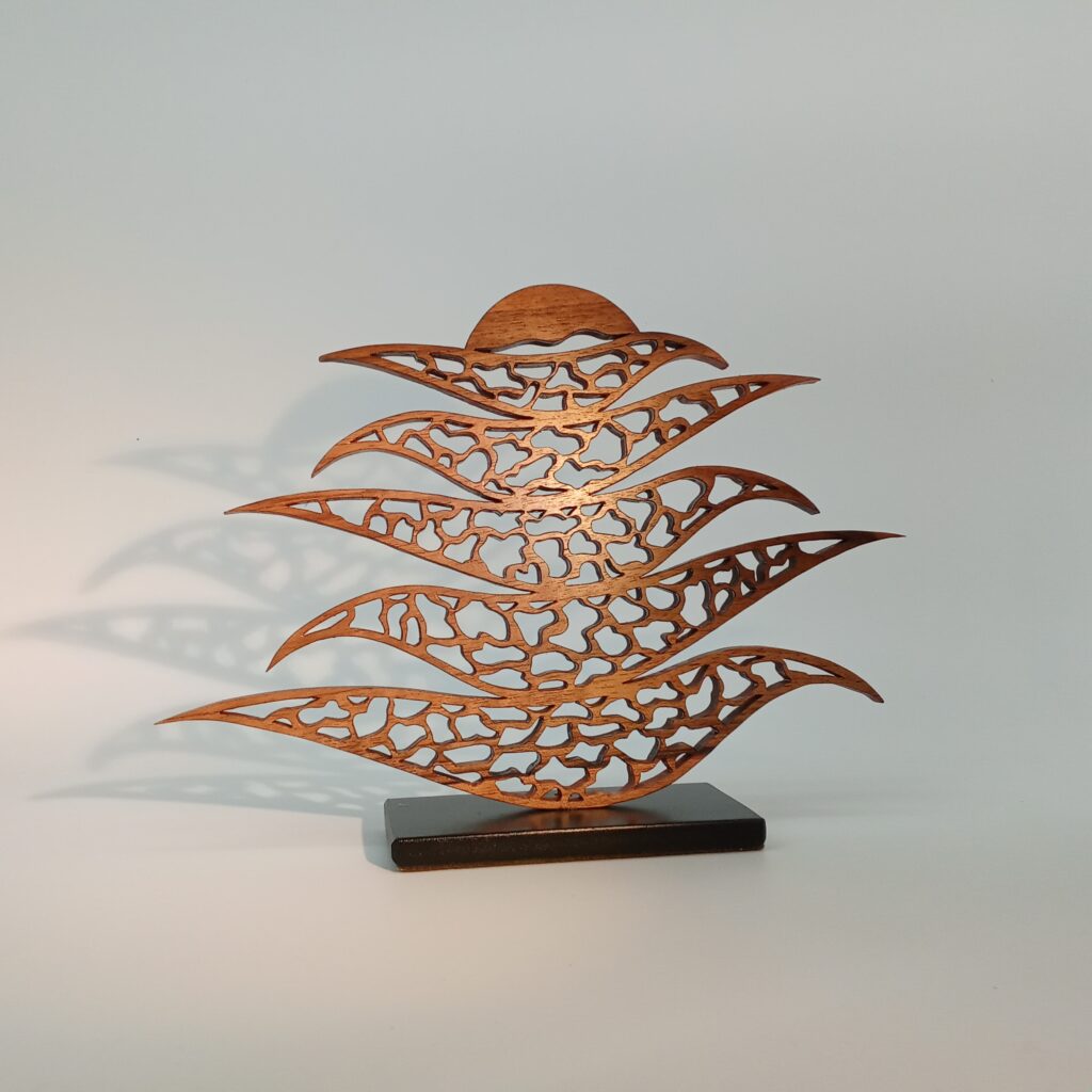 Éclosion-Sculpture en dentelle de noyer. Evoquant, la naissance, l'épanouissment.