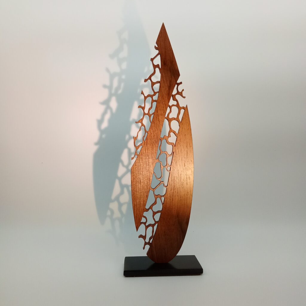 Errances n°1 est une sculpture élégante et élancée, véritable dentelle de bois. Une création signée Corinne Bouloc- Atelier Tutti Colori