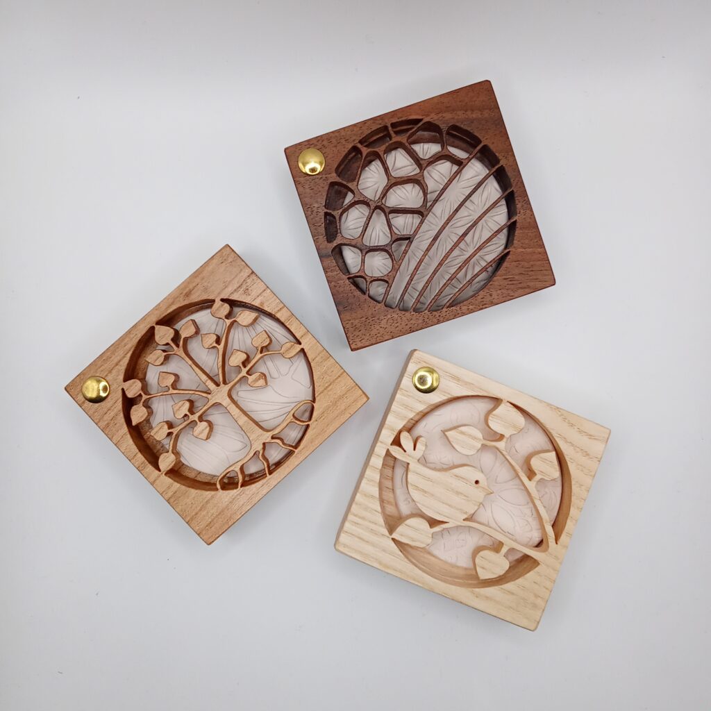 Diffuseur d’huiles essentielles en bois chantourné – création artisanale