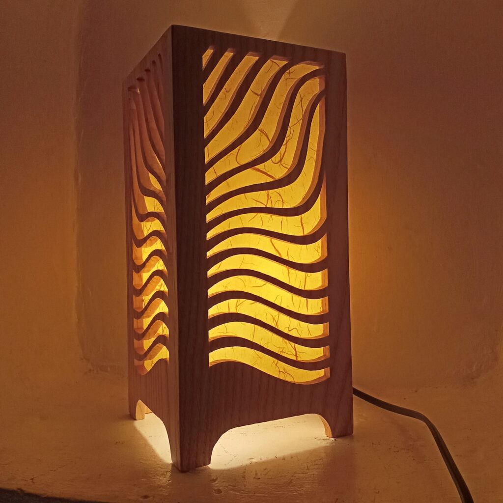 Lampe en bois ajouré – création artisanale