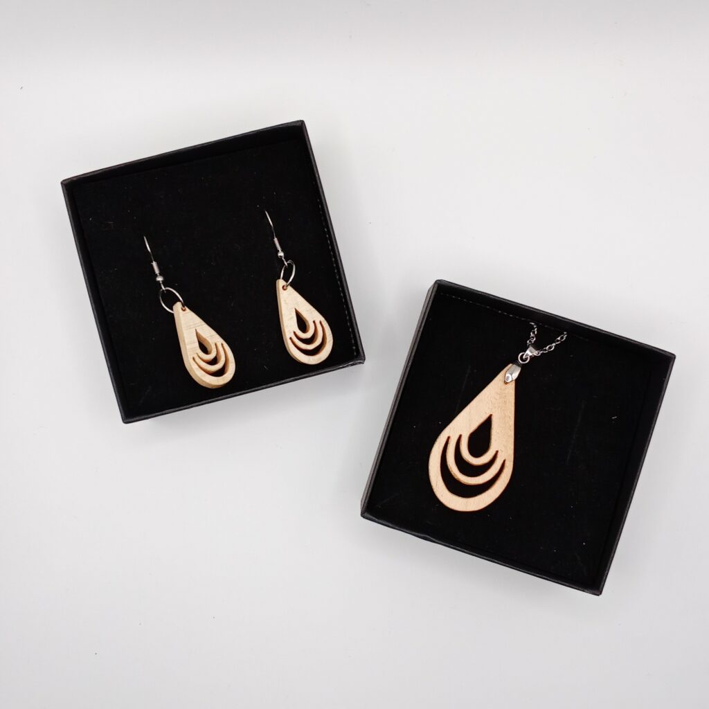 Bijoux en bois chantourné réalisés à la main, création artisanale de l’atelier Tutti Colori