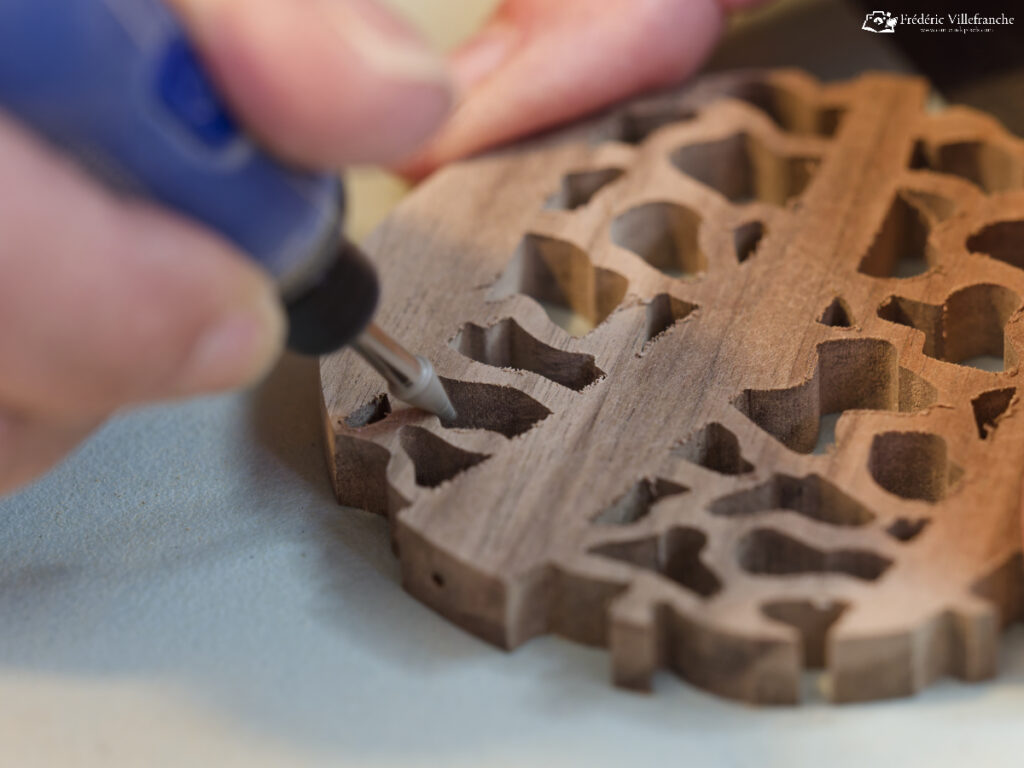 Finitions et ponçage d’une sculpture en dentelle de bois