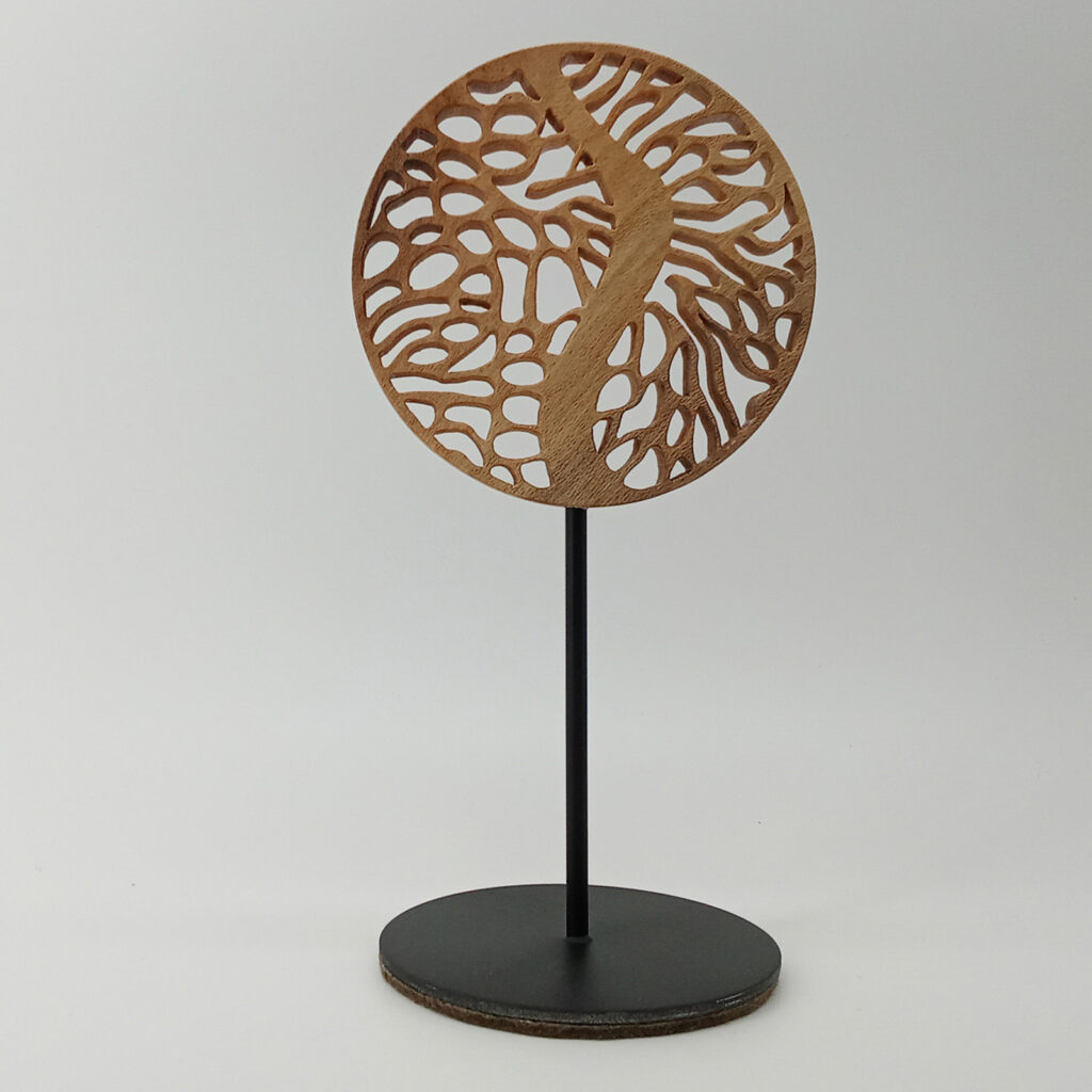 Sculpture Mini Forêt 3 en bois ajouré sur socle noir, fond clair