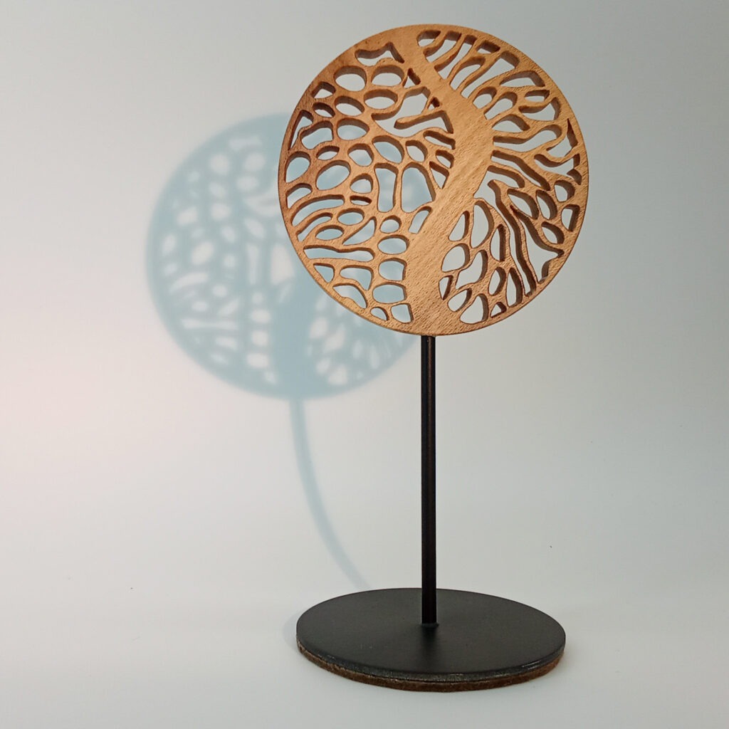 Mini Forêt 3, sculpture en bois ajouré projetant une ombre douce sur fond clair