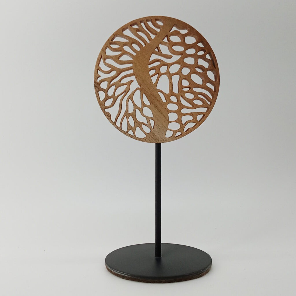 Mini Forêt 3, sculpture circulaire en bois ajouré sur socle noir, vue alternative