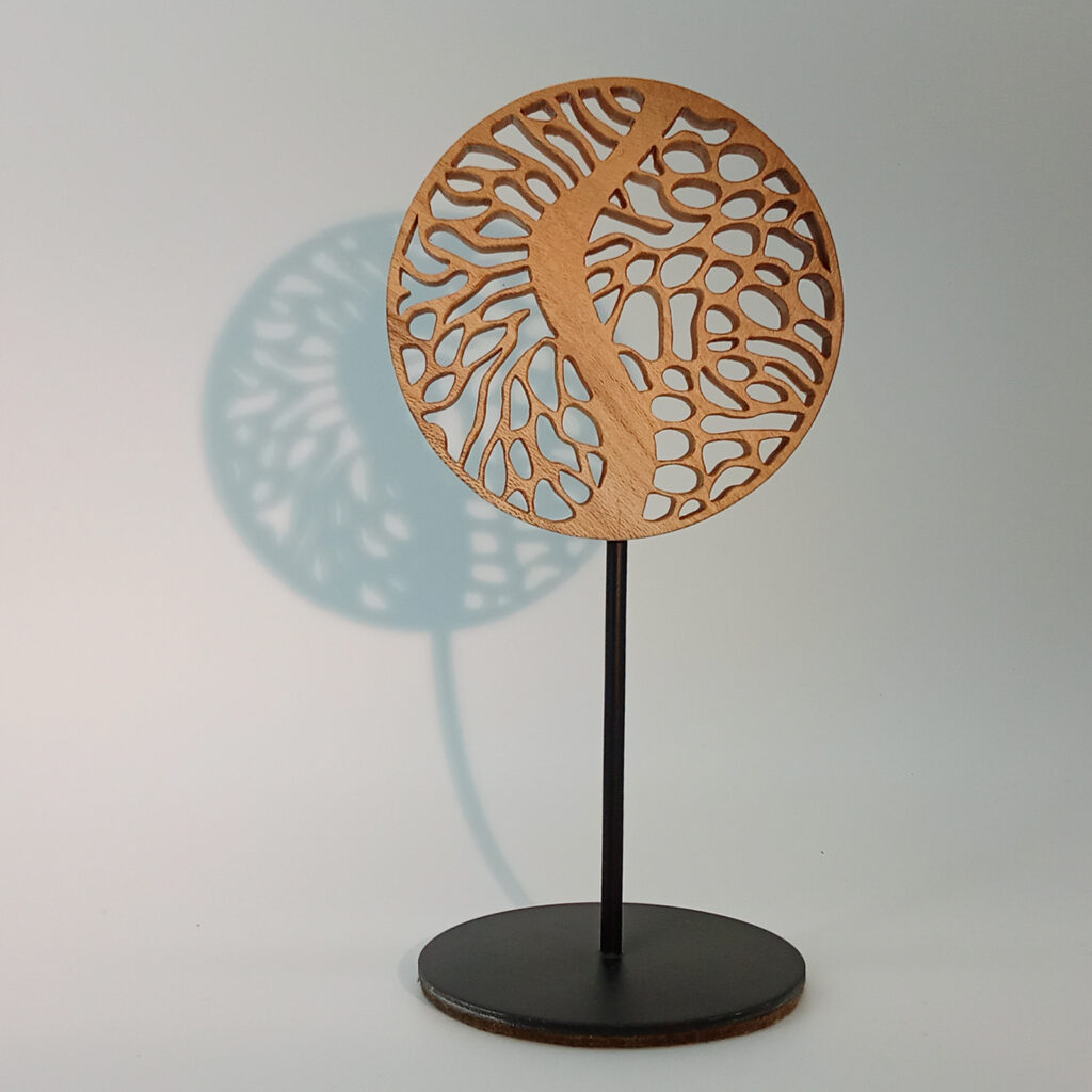 Mini Forêt 3, sculpture circulaire en bois avec ombre douce latérale