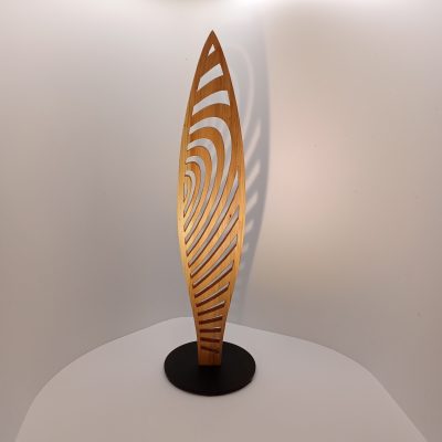 Sculpture Mini Forêt en bois de genévrier ajouré, forme verticale élancée montée sur socle noir, projetant une ombre graphique sur fond clai