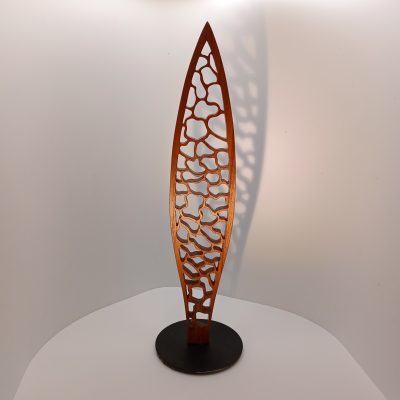 Sculpture Mini Forêt en bois de merisier ajouré, forme verticale élancée montée sur socle noir, projetant une ombre douce sur fond clair