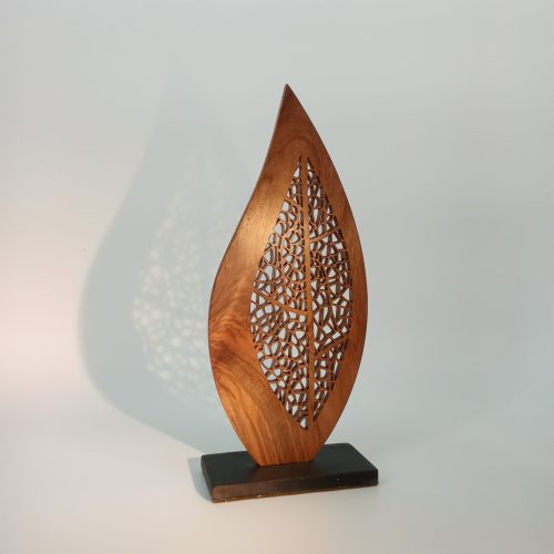 Sculpture en dentelle de bois aux formes élancées et ajourées, œuvre Sylva, posée sur socle